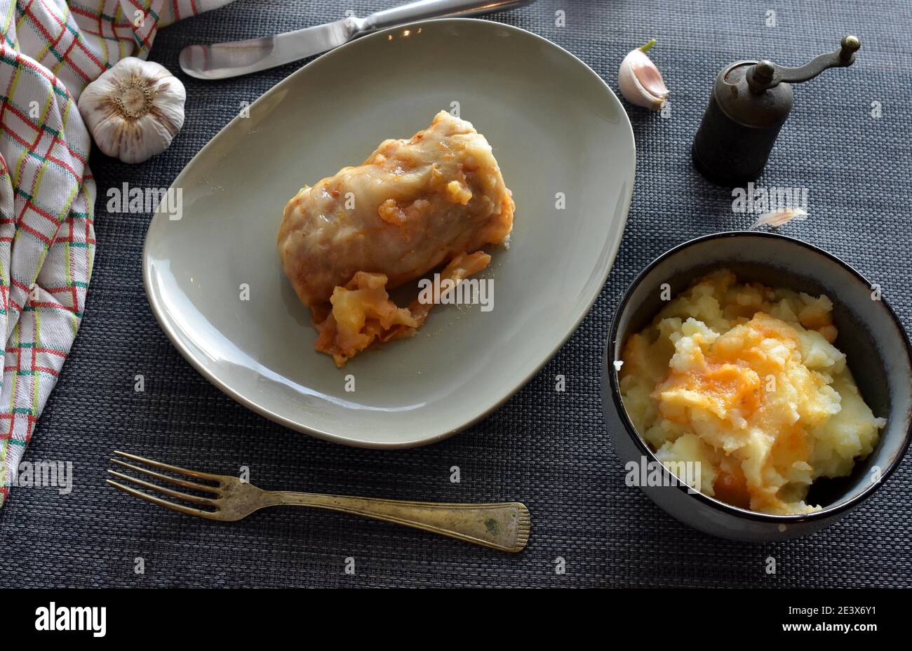 Petits pains de chou à la viande, au riz et aux légumes. Feuilles de chou farcies à la viande et purée de pommes de terre servies sur fond de bois foncé Banque D'Images