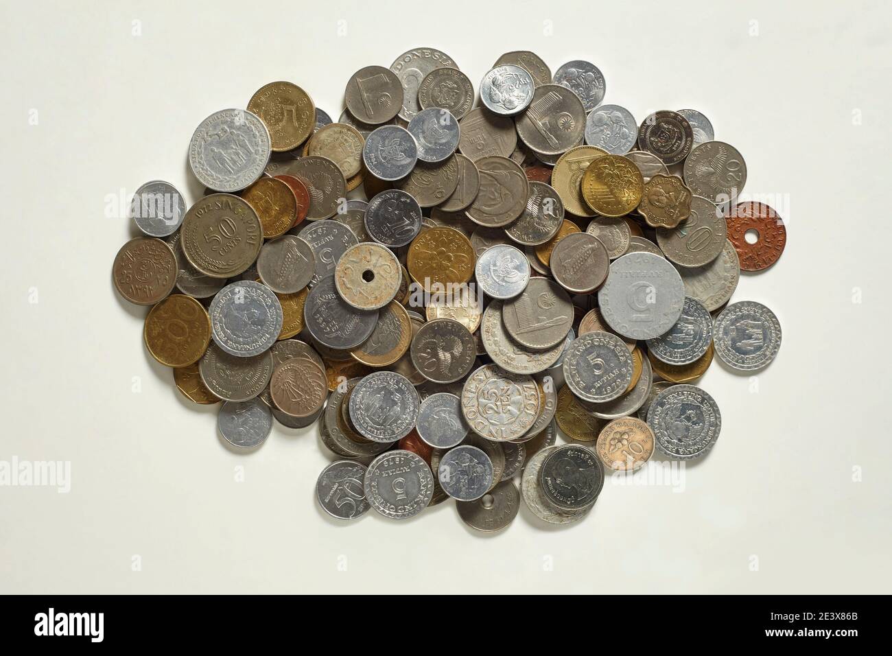 une collection de pièces de monnaie avec différents dessins de différents pays dans le monde Banque D'Images