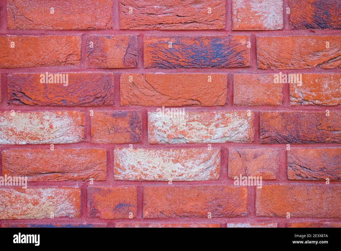 Mur décoratif en briques peintes. Matériaux pour la rénovation des intérieurs et des façades de bâtiments. Arrière-plan mural décoratif en brique avec support de copie Banque D'Images