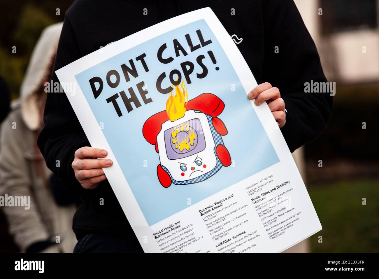 Le groupe activiste philippin Anakbayan Not Columbus vend leurs « n’appelez pas les flics ! » Affiche pour recueillir de l'argent pour la famille d'Andre' Hill. Andre' Hill était un homme noir tué par balle par la police de Columbus dans le nord de Columbus après avoir eu un voisin appeler la police sur Hill. Des groupes militants à Columbus se sont réunis pour former le 'Front Uni contre l'extrême droite et le système capitaliste !' Cette manifestation a commencé à l'hôtel de ville de Columbus, a marché jusqu'à l'hôtel de ville de Columbus et s'est terminée par une marche de retour à l'hôtel de ville de Columbus. Des groupes militants de gauche ont organisé cet événement, parce qu'ils pensaient qu'ils en avaient besoin Banque D'Images