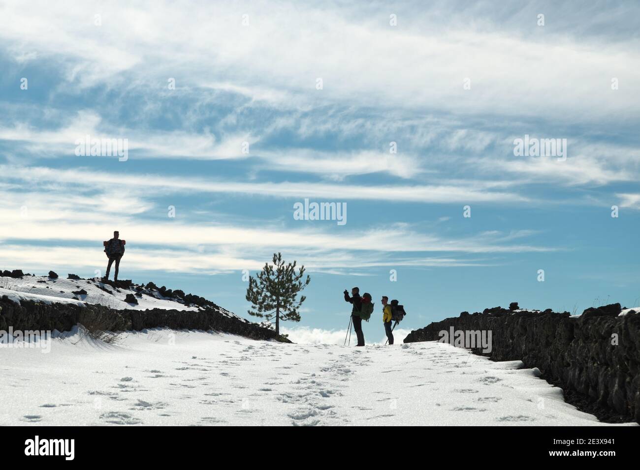 Randonneurs prenant des photos sur la neige de chemin couverte d'Etna Parc une destination touristique de la Sicile tourisme de plein air et de la nature Banque D'Images