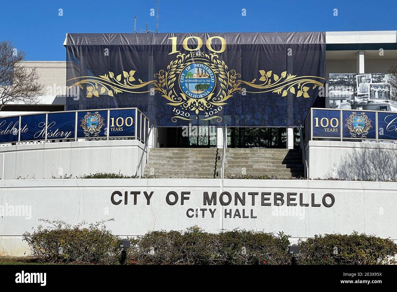 Banderoles du 100e anniversaire de la ville de Montebello à l'hôtel de ville de Montebello, le mercredi 20 janvier 2021, à Montebello, en Californie. Banque D'Images