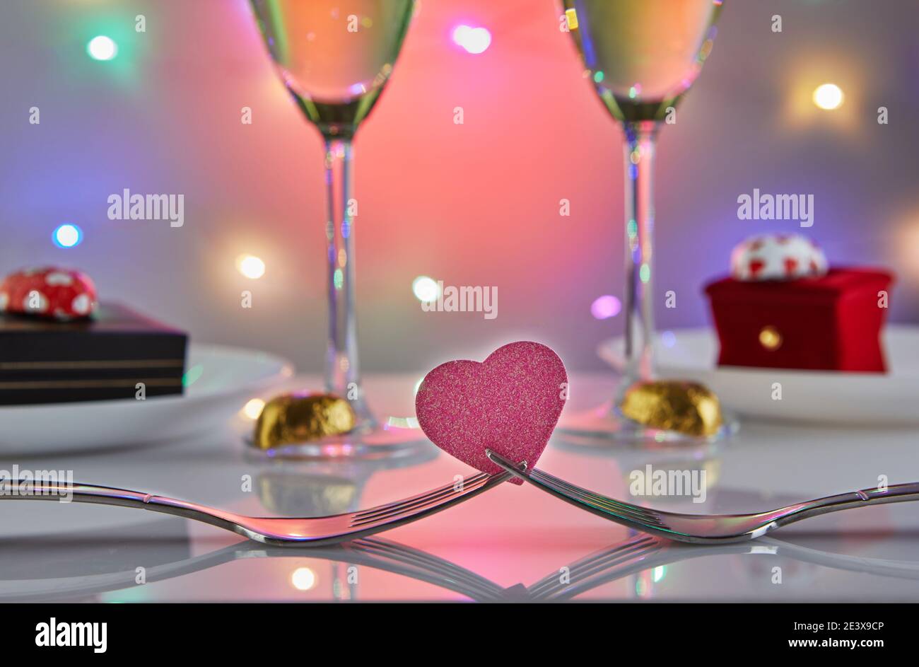 Diner De Saint Valentin Ou D Anniversaire Romantique Avec Coeurs De Bonbons Verres De Champagne Et Table Elegante Avec Reflexion Et Lumieres Dans Le Photo Stock Alamy