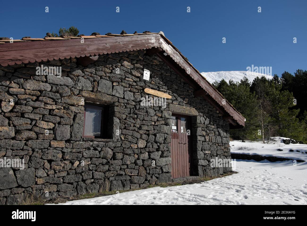 Petit refuge de montagne en hiver Etna Park, maison traditionnelle en pierre sèche de l'architecture de Sicile Banque D'Images