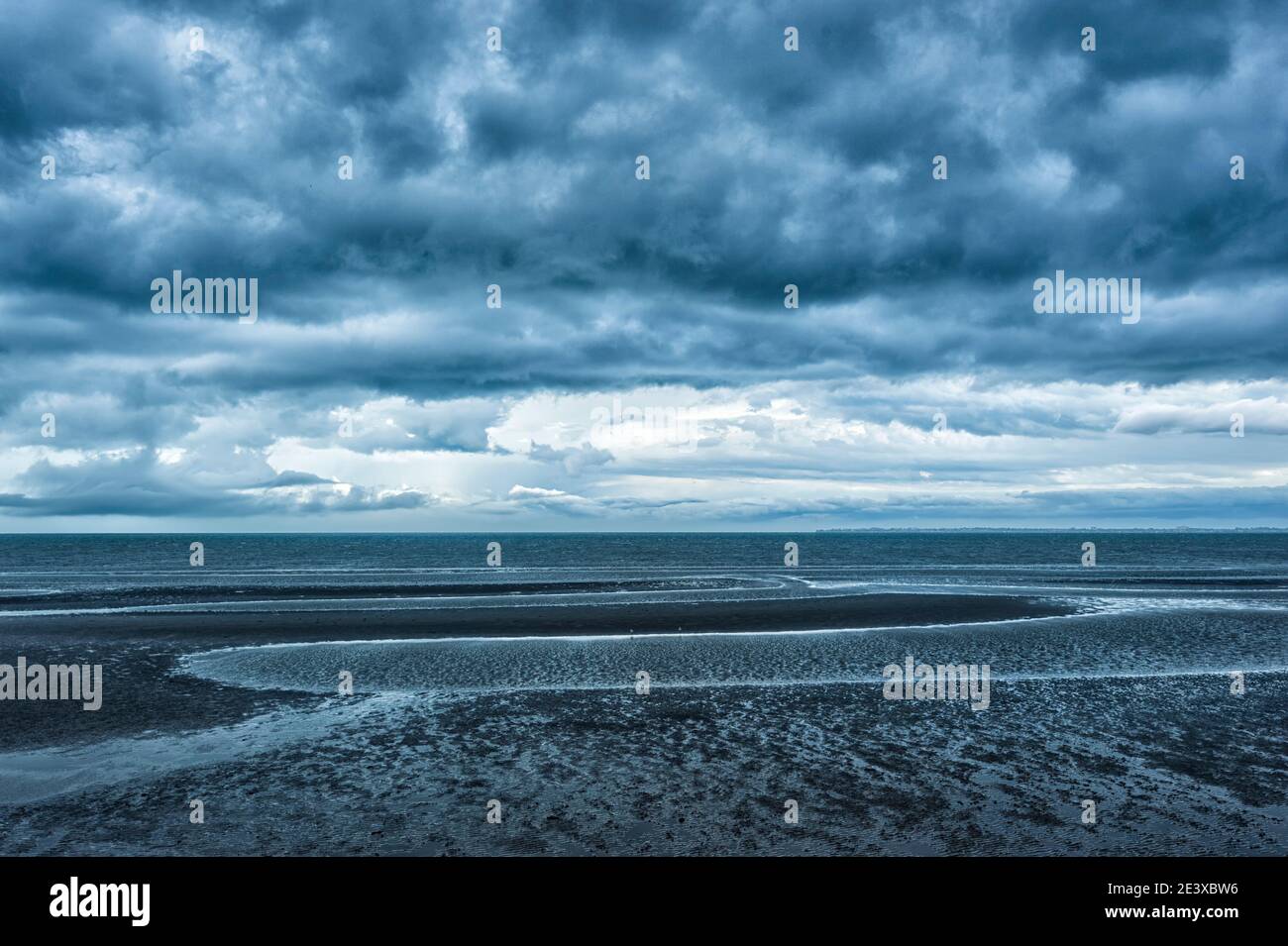 Tempête violente avec des nuages noirs sur la mer à Beachmere, Queensland, Queensland, Australie Banque D'Images