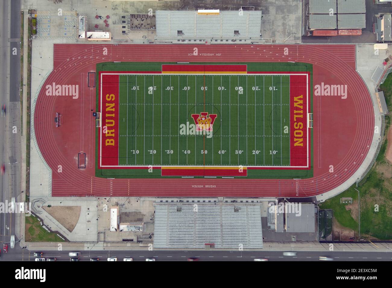 Une vue aérienne de Jim Arquilla Track et du stade de football sur le campus de long Beach Wilson High School, le samedi 9 janvier 2021, à long Beach, en Californie. Banque D'Images