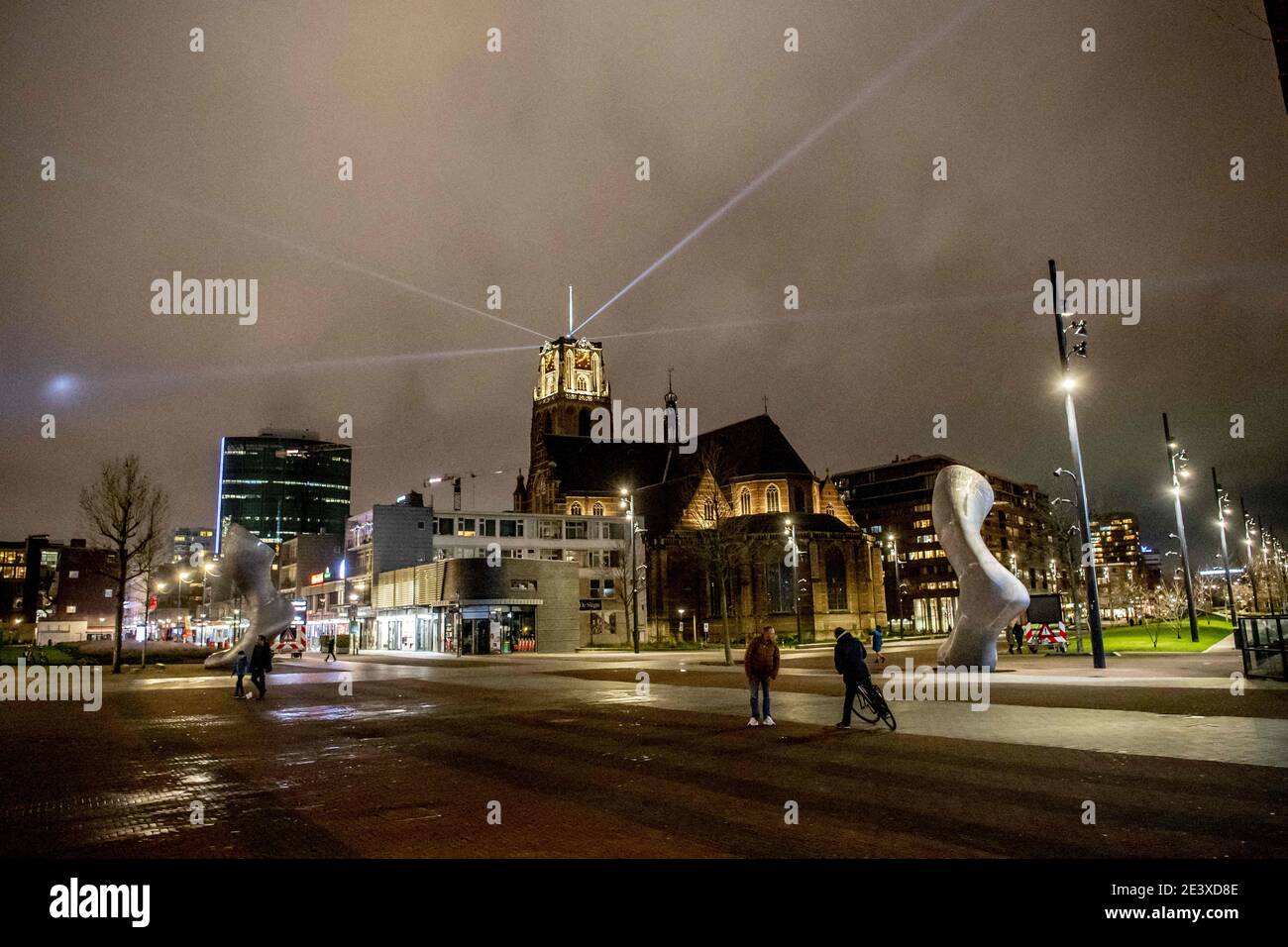 Vue sur une rue déserte le 19 janvier 2021 à Rotterdam. Le mercredi 20 janvier, le Premier ministre par intérim Mark Rutte a annoncé qu'un couvre-feu national entrera en vigueur aux pays-Bas, bien qu'une date de début exacte ne soit pas encore connue. Il a également annoncé un certain nombre d'autres nouvelles mesures, dont l'interdiction de voyager dans 17 pays. Le couvre-feu sera en vigueur entre 8h30 et 4h30, un peu plus tard que prévu initialement. Toute personne en dehors de son domicile sans raison valable dans ce délai recevra une amende de 95 euros, mais la violation n'apparaîtra pas sur son criminel Banque D'Images