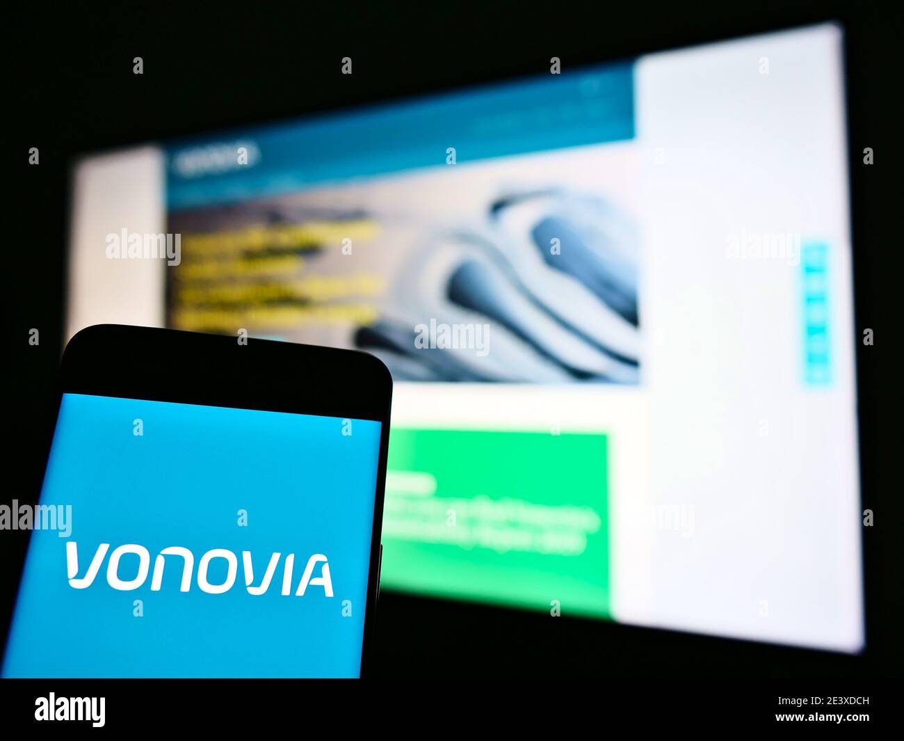 Logo de la société allemande d'immobilier résidentiel Vonovia se exposé devant le site Internet de la société. Effectuez la mise au point au centre-droit de l'écran du téléphone. Banque D'Images