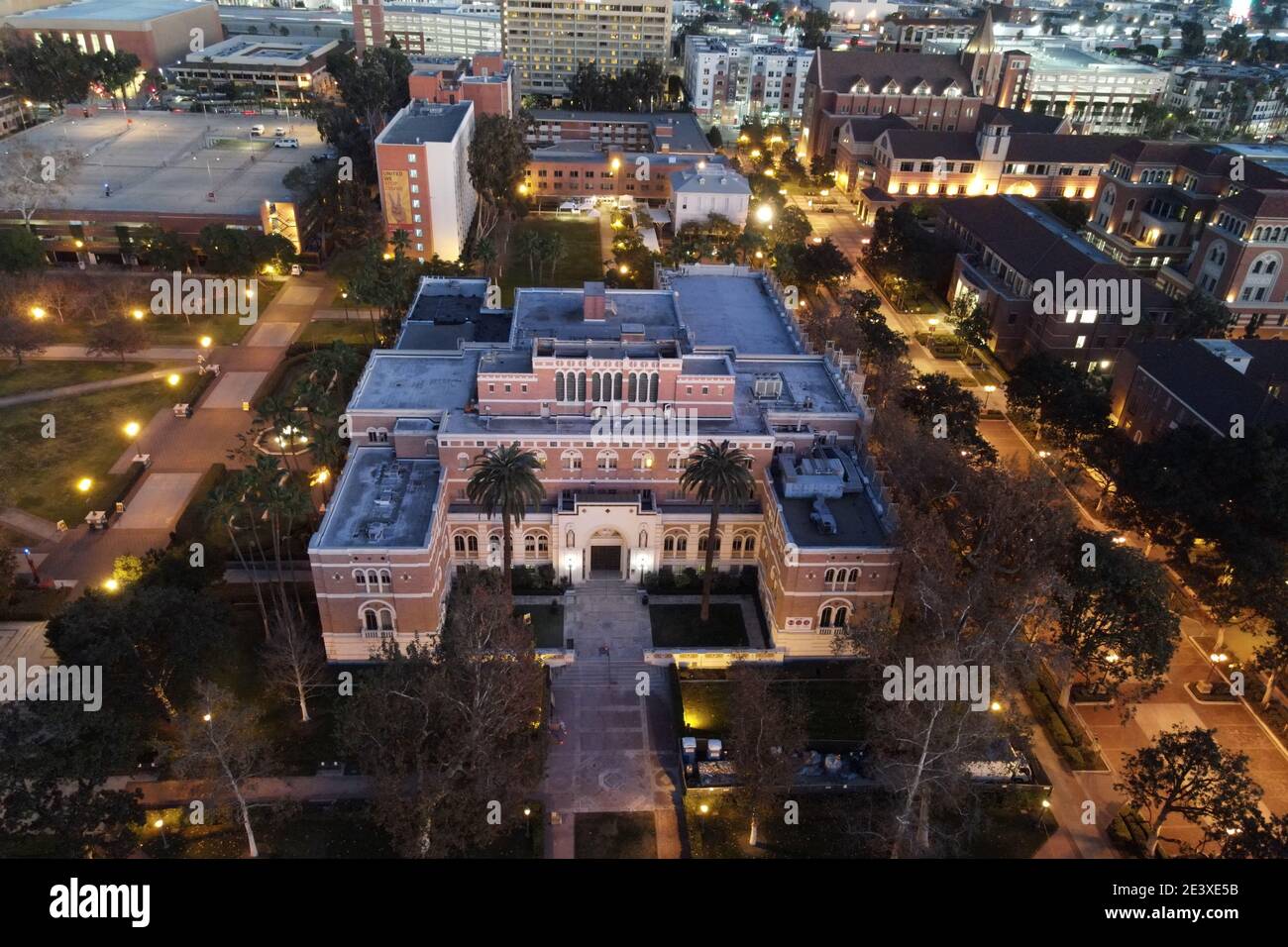 Une vue aérienne de la Doheny Memorial Library sur le campus de l'Université de Californie du Sud, le samedi 16 janvier 2021, à Los Angeles. Banque D'Images