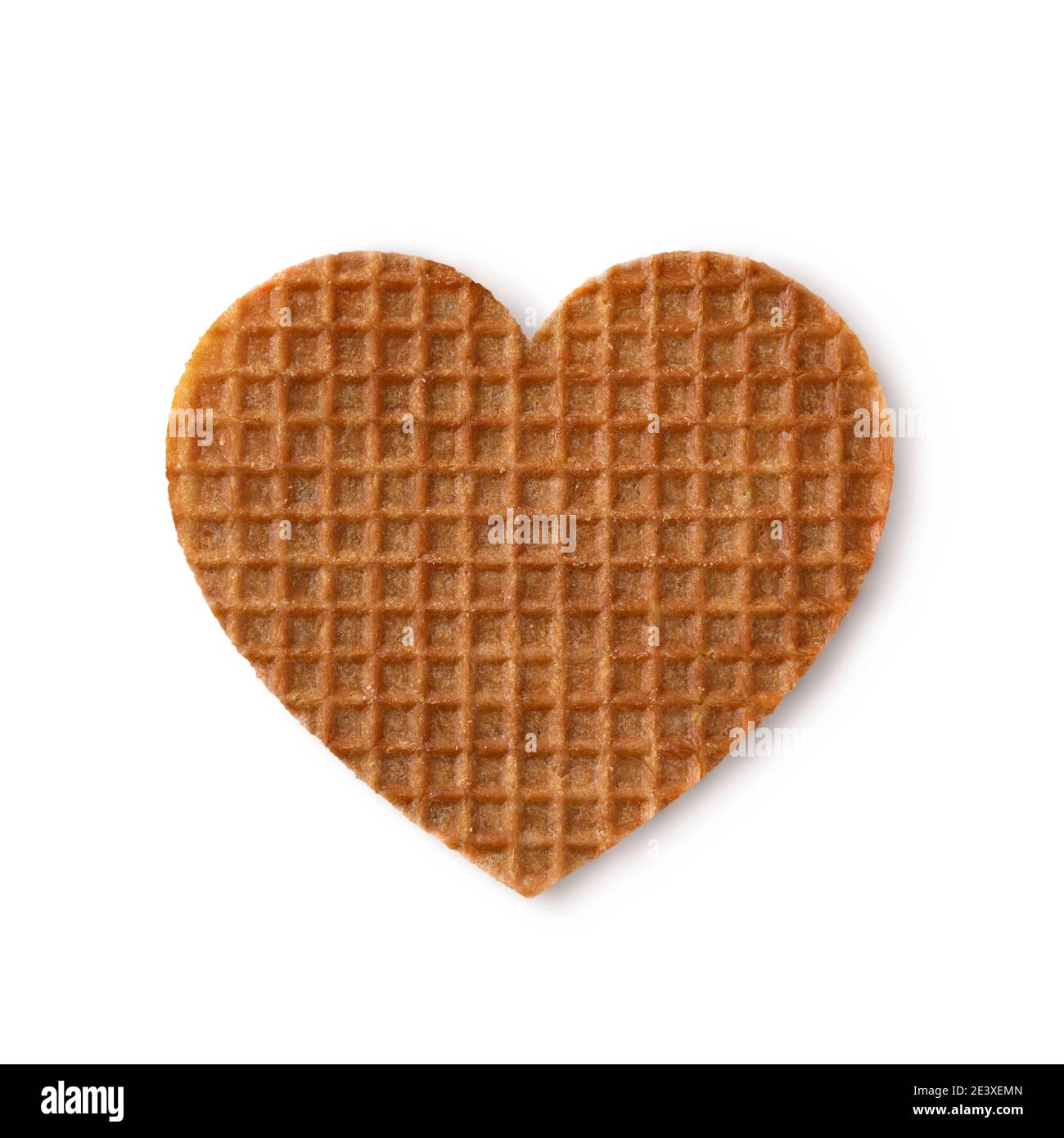 Gaufre traditionnelle au sirop hollandais en forme de Saint-Valentin cœur en gros plan isolé sur fond blanc Banque D'Images