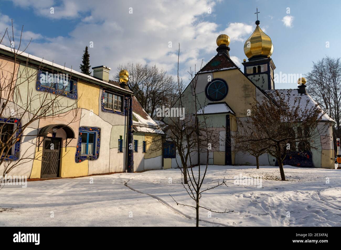 Bärnbach, Autriche - 17 janvier 2021 : église Hundertwasser vue du jardin en hiver Banque D'Images