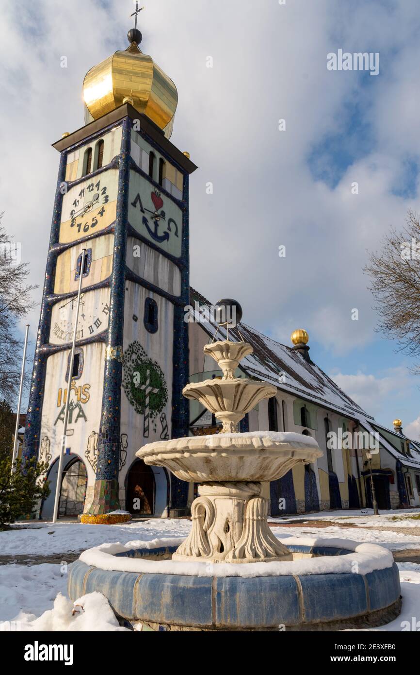 Bärnbach, Autriche - 17 janvier 2021 : église Hundertwasser avec fontaine en premier plan Banque D'Images