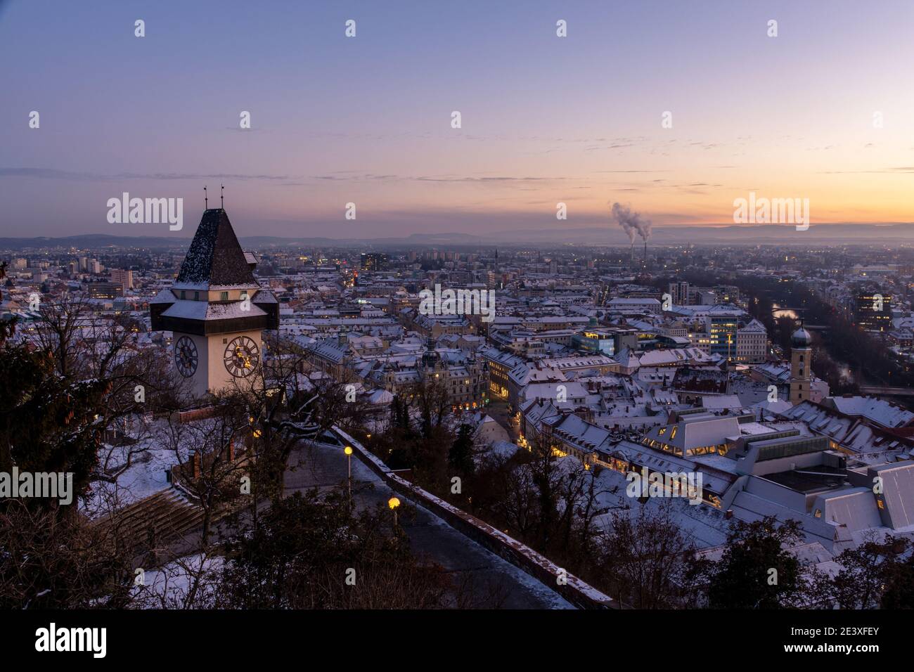 Graz, Autriche - 11 janvier 2021 : coucher de soleil en hiver Banque D'Images