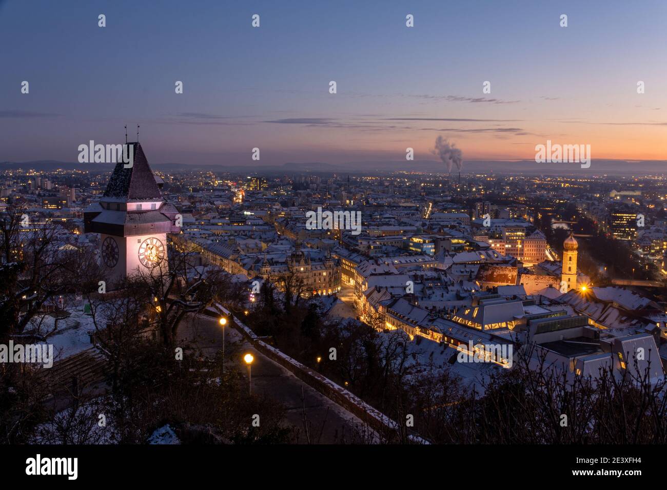 Graz, Autriche - 11 janvier 2021 : vue sur la vieille ville au coucher du soleil en hiver Banque D'Images