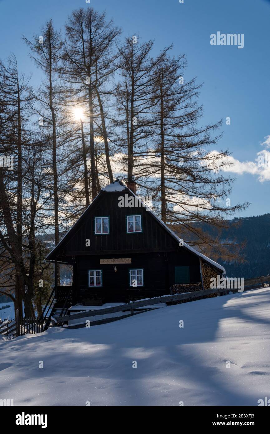 Cabane Hirschegger à Hirschegg, Autriche, recouverte de neige Banque D'Images