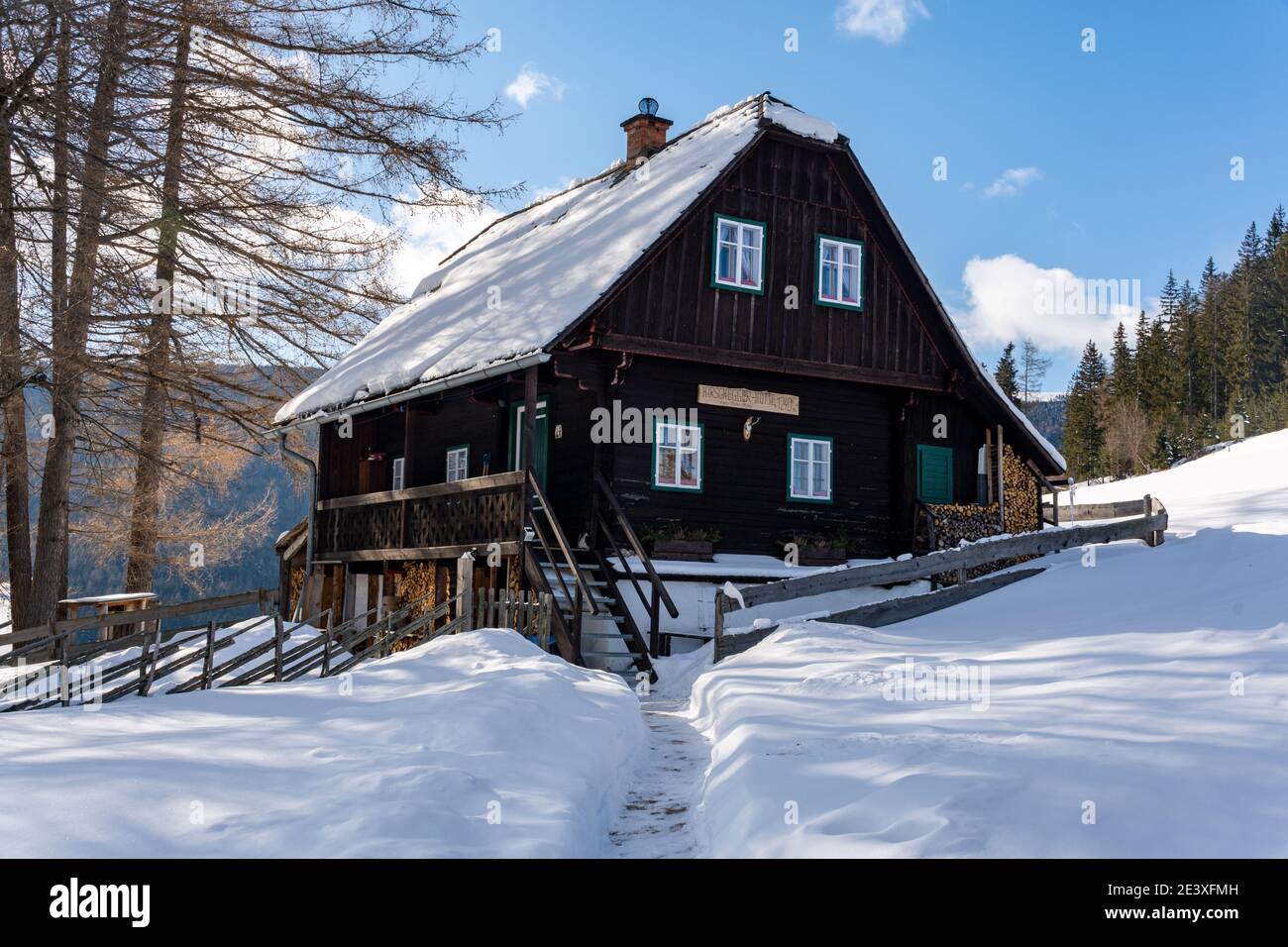 Chemin dans la neige menant à la cabane Hirschegger à Hirschegg, Autriche Banque D'Images