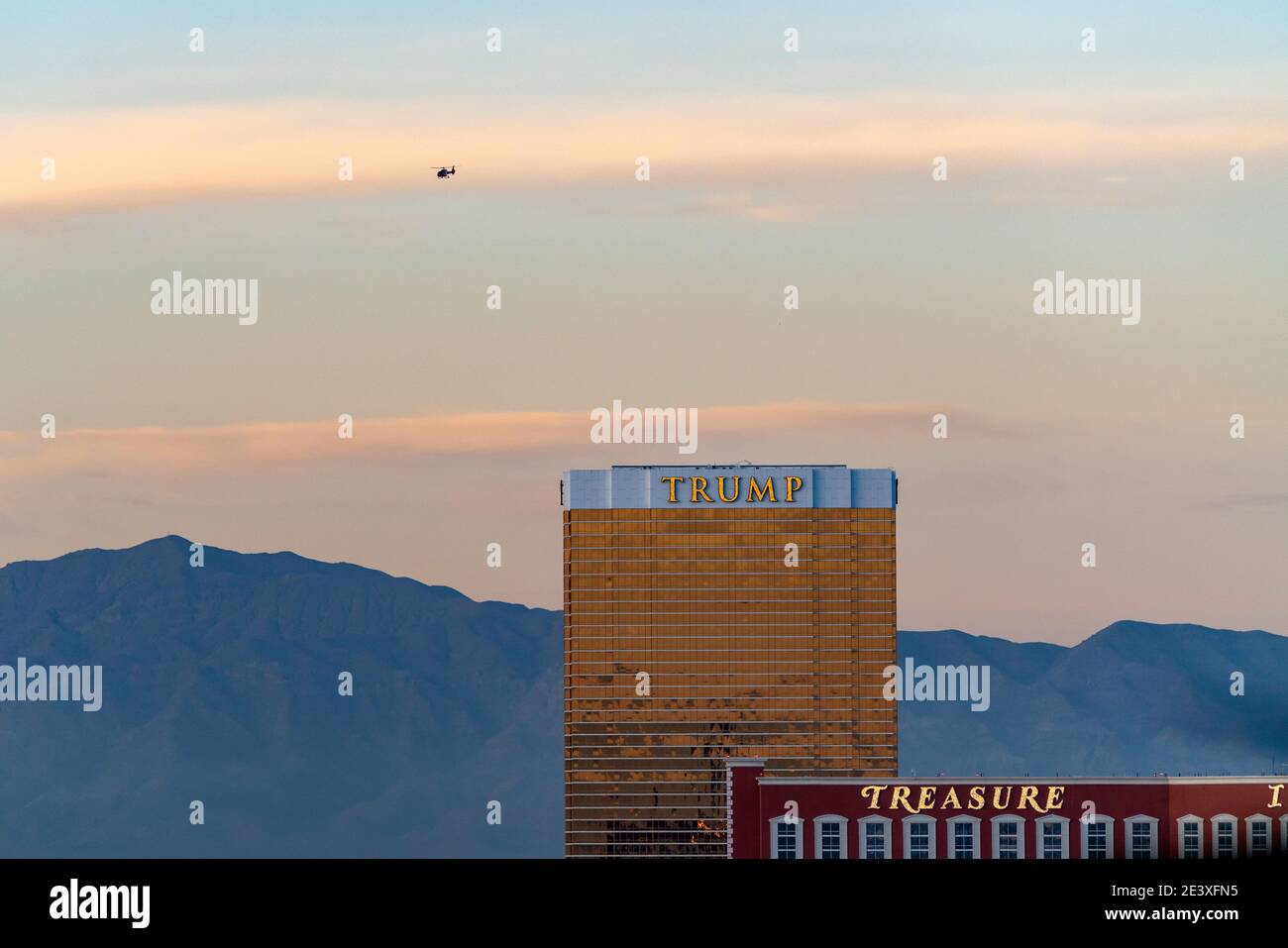 Un hélicoptère vole derrière le Trump Hotel Las Vegas Banque D'Images