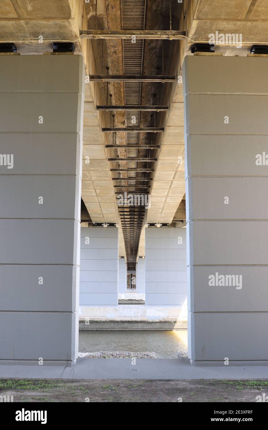 Sous le pont Banque D'Images