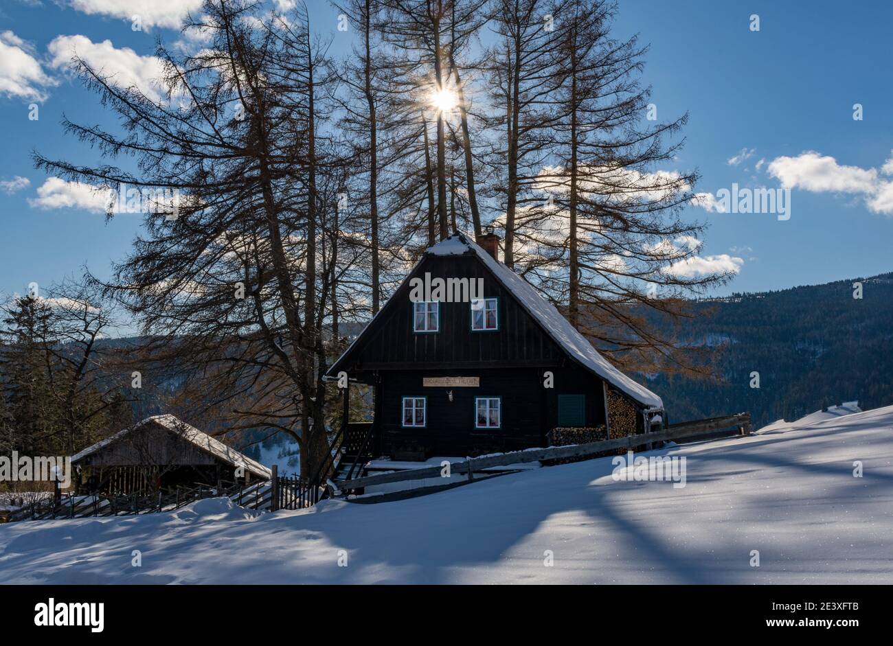 Soleil au-dessus de la hutte Hirschegger, Hirschegg, Autriche, en hiver Banque D'Images