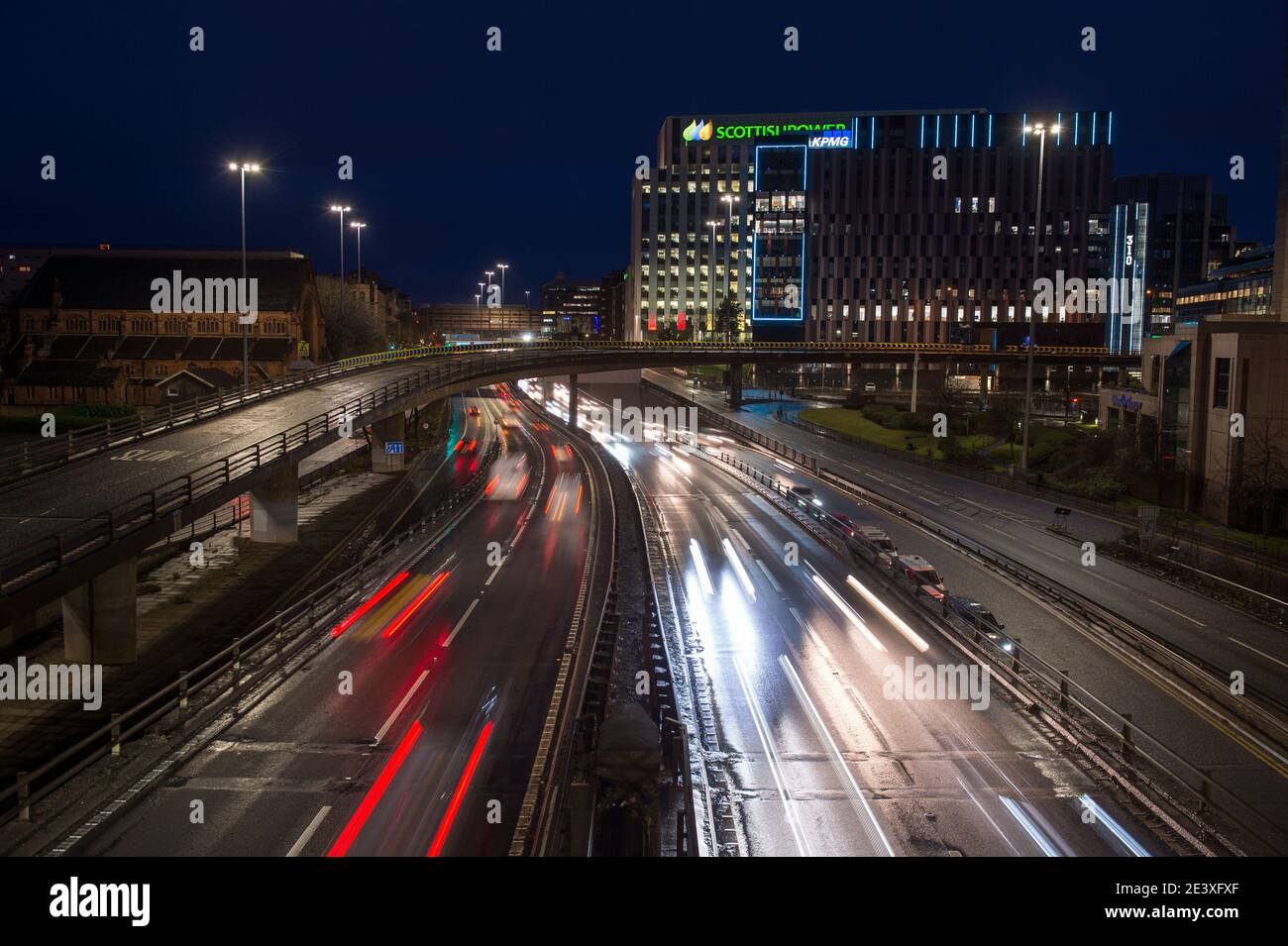 Glasgow, Écosse, Royaume-Uni. 21 janvier 2021. Photo : la circulation en début de matinée a été vue au-dessus du pont de Kingston qui voit 10 voies de véhicules en utilisant l'autoroute m8 de Glasgow, alors que l'Écosse est toujours en phase 4 verrouillée en raison de la pandémie du coronavirus (COVID-19). Crédit : Colin Fisher/Alay Live News Banque D'Images