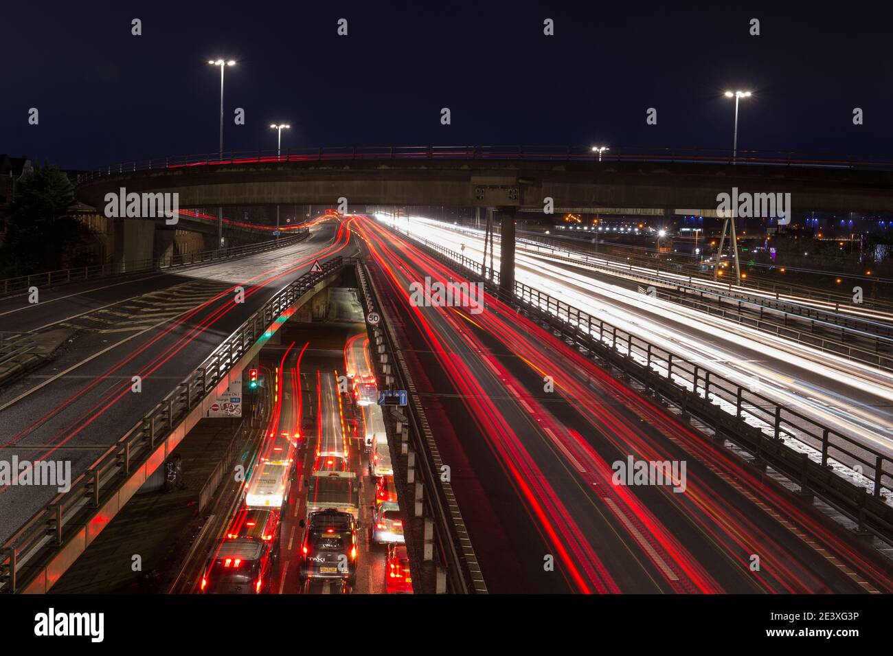 Glasgow, Écosse, Royaume-Uni. 21 janvier 2021. Photo : la circulation en début de matinée a été vue au-dessus du pont de Kingston qui voit 10 voies de véhicules en utilisant l'autoroute m8 de Glasgow, alors que l'Écosse est toujours en phase 4 verrouillée en raison de la pandémie du coronavirus (COVID-19). Crédit : Colin Fisher/Alay Live News Banque D'Images