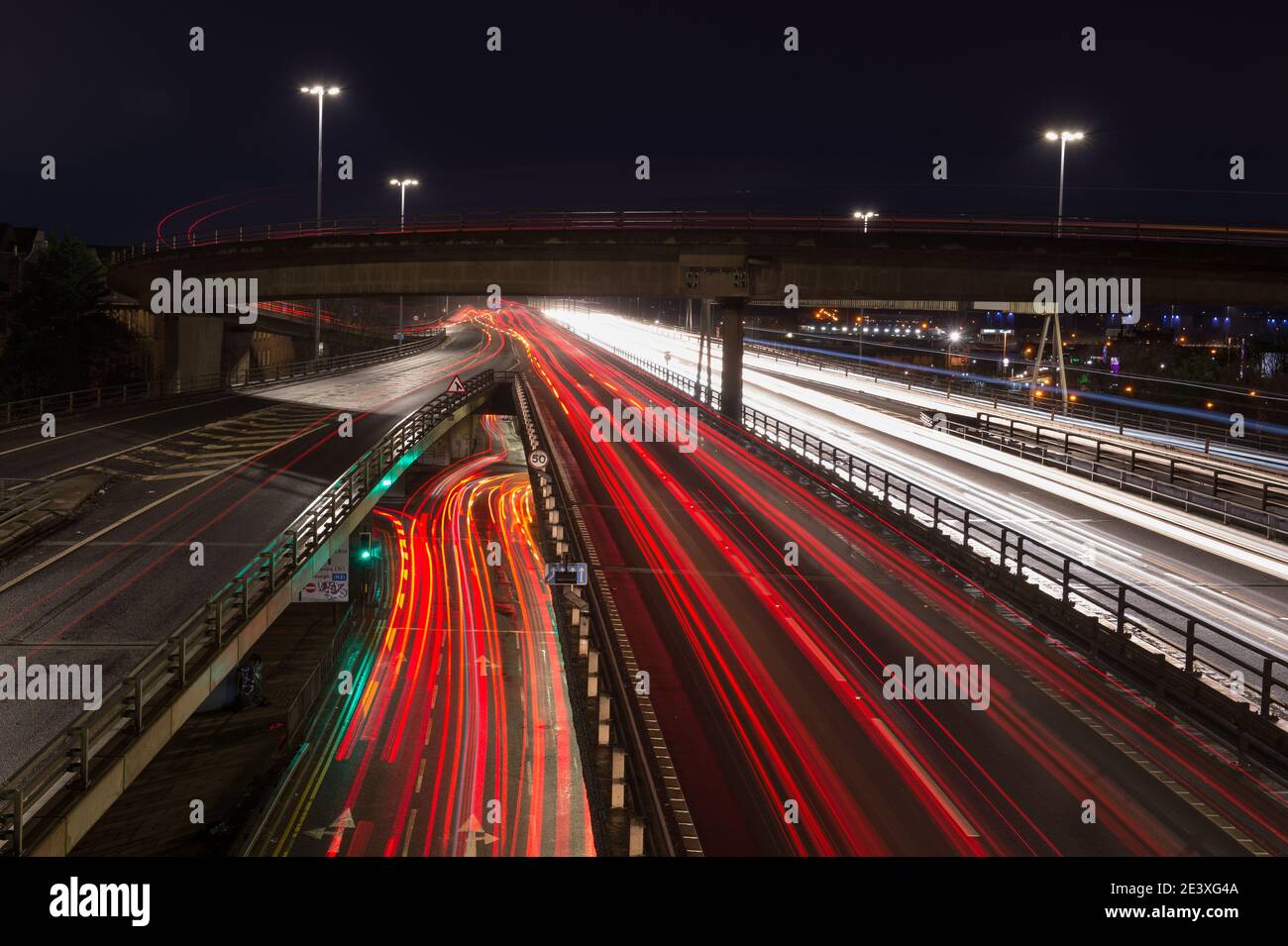 Glasgow, Écosse, Royaume-Uni. 21 janvier 2021. Photo : la circulation en début de matinée a été vue au-dessus du pont de Kingston qui voit 10 voies de véhicules en utilisant l'autoroute m8 de Glasgow, alors que l'Écosse est toujours en phase 4 verrouillée en raison de la pandémie du coronavirus (COVID-19). Crédit : Colin Fisher/Alay Live News Banque D'Images