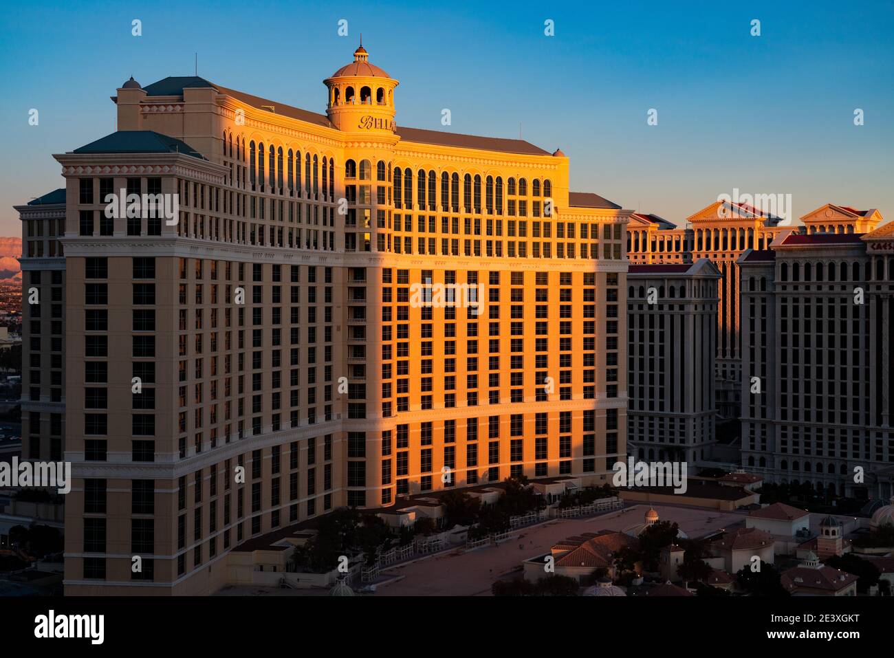 Le Bellagio Hotel & Casino et le Caesers Palace au soleil S'élève au-dessus du Strip de Las Vegas Banque D'Images