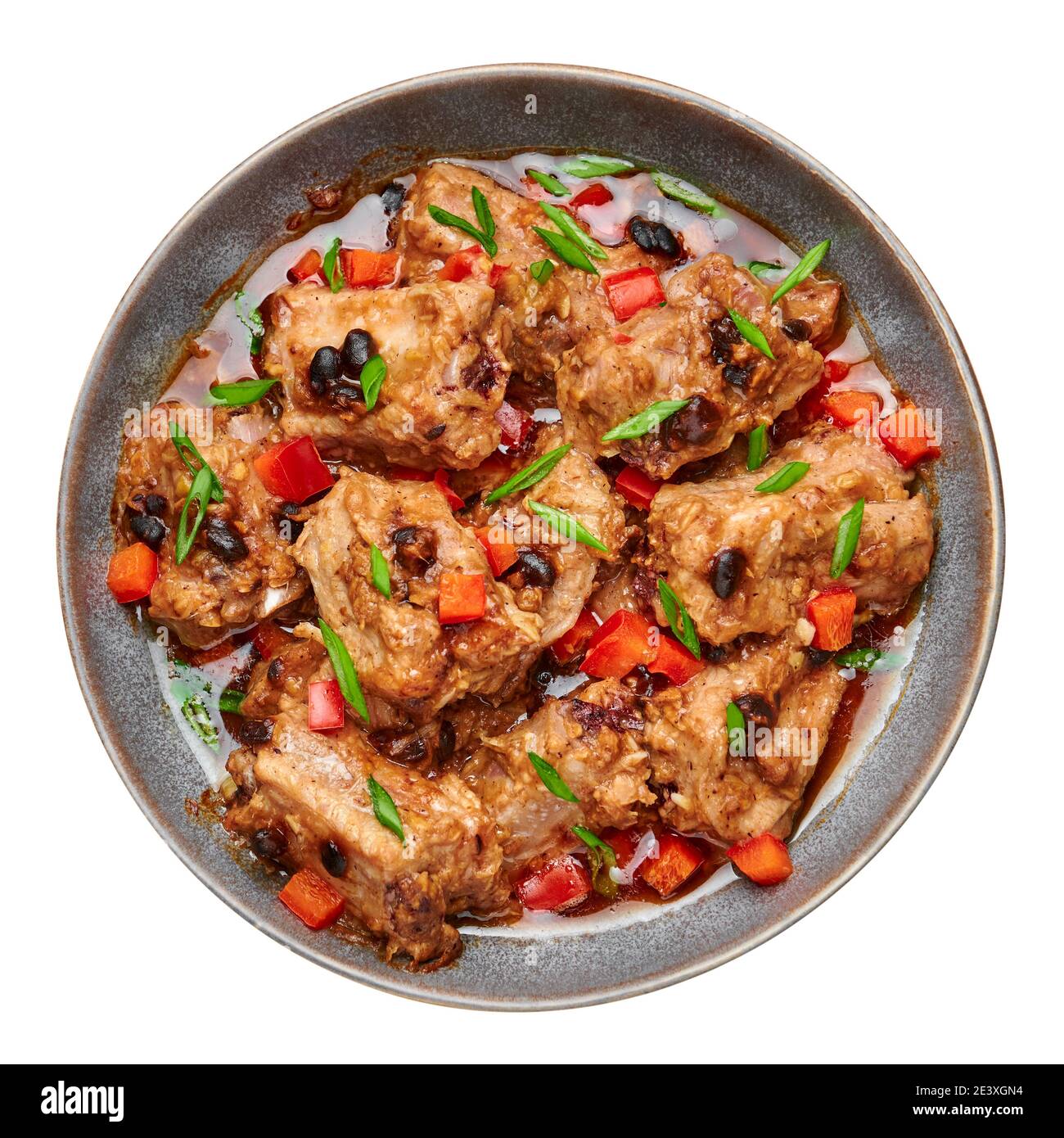 Ribs de rechange de porc dim sum ou Pai Guat dans un bol gris isolé sur blanc. Cuisine chinoise cantonnaise cuit à la vapeur, plats de spareribs avec soja noir. Cuisine asiatique. Banque D'Images