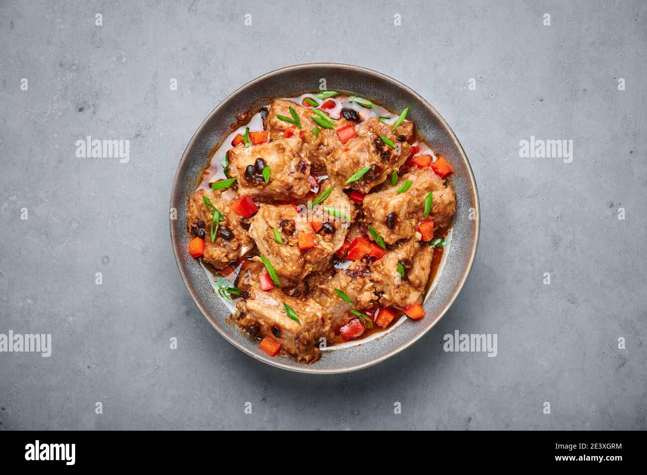 Ribs de rechange Dim Sum Pork ou Pai Guat dans un bol gris sur une table en béton foncé. Cuisine chinoise cantonnaise cuit à la vapeur, plats de spareribs avec soja noir. ASI Banque D'Images