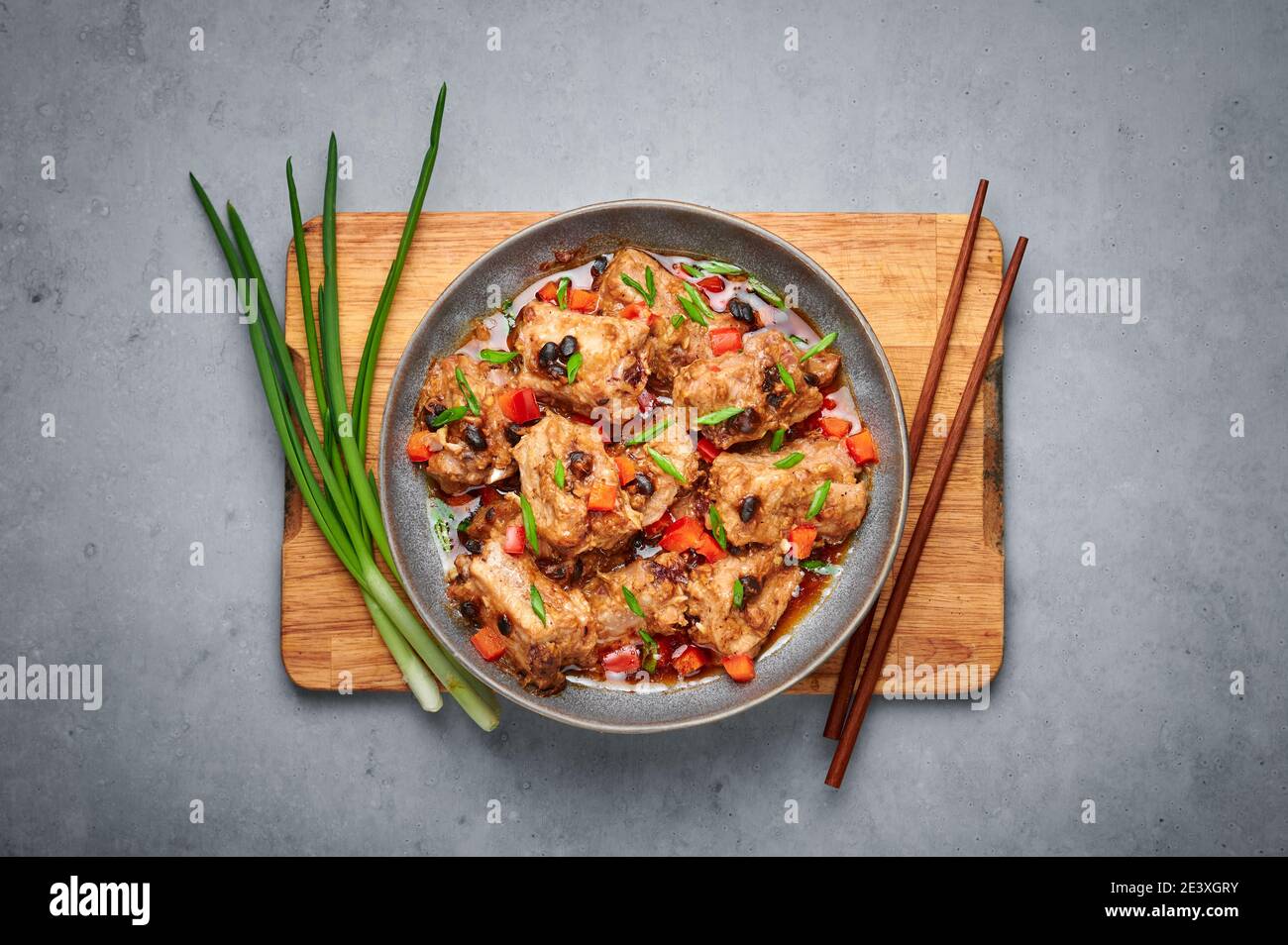 Ribs de rechange Dim Sum Pork ou Pai Guat dans un bol gris sur une table en béton foncé. Cuisine chinoise cantonnaise cuit à la vapeur, plats de spareribs avec soja noir. ASI Banque D'Images