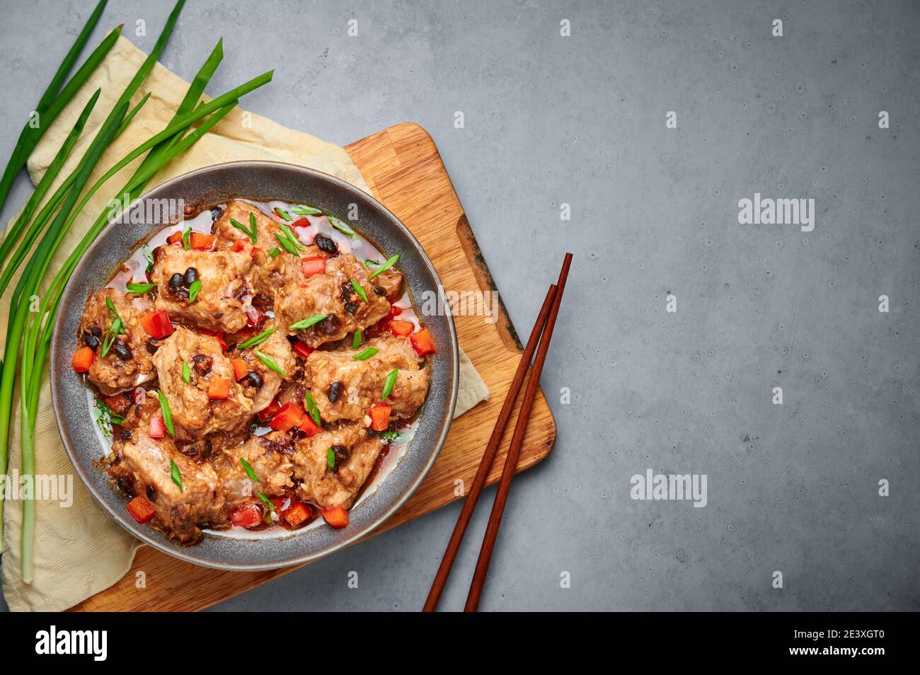 Ribs de rechange Dim Sum Pork ou Pai Guat dans un bol gris sur une table en béton foncé. Cuisine chinoise cantonnaise cuit à la vapeur, plats de spareribs avec soja noir. ASI Banque D'Images