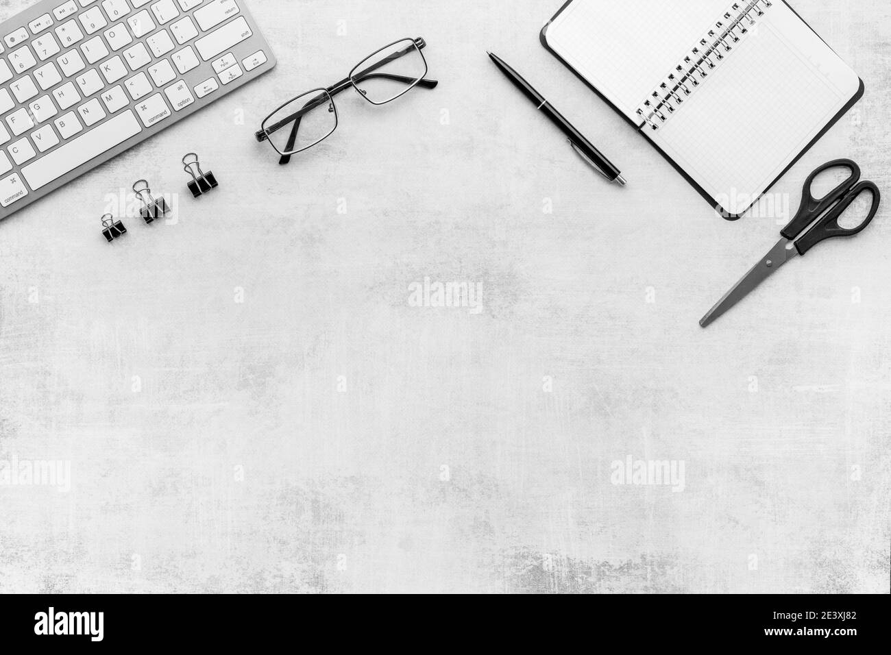 Plan de travail avec ordinateur et fournitures de bureau, vue du dessus Banque D'Images