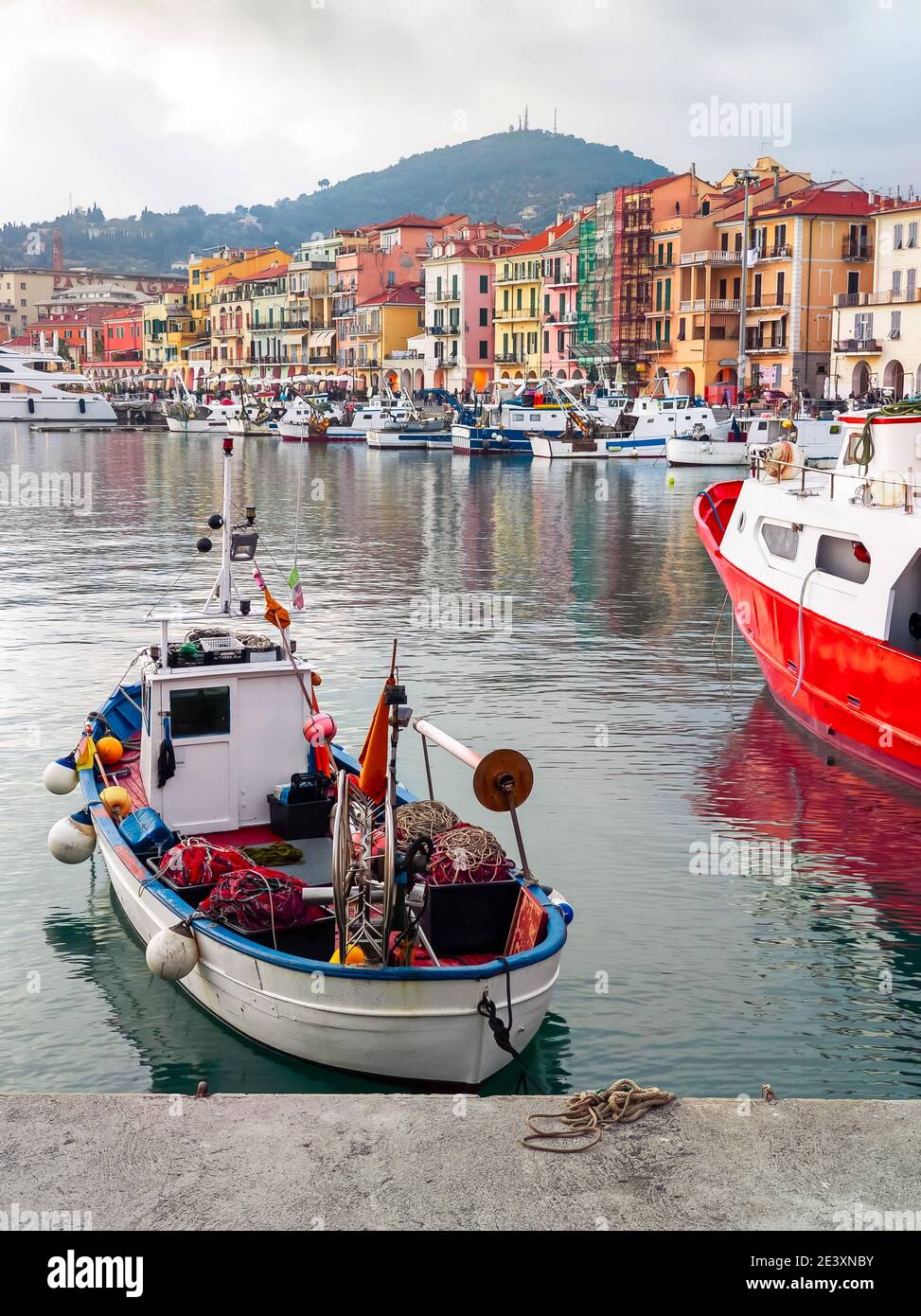 Paysage ligurien, port d'Imperia Oneglia avec bateaux amarrés Banque D'Images