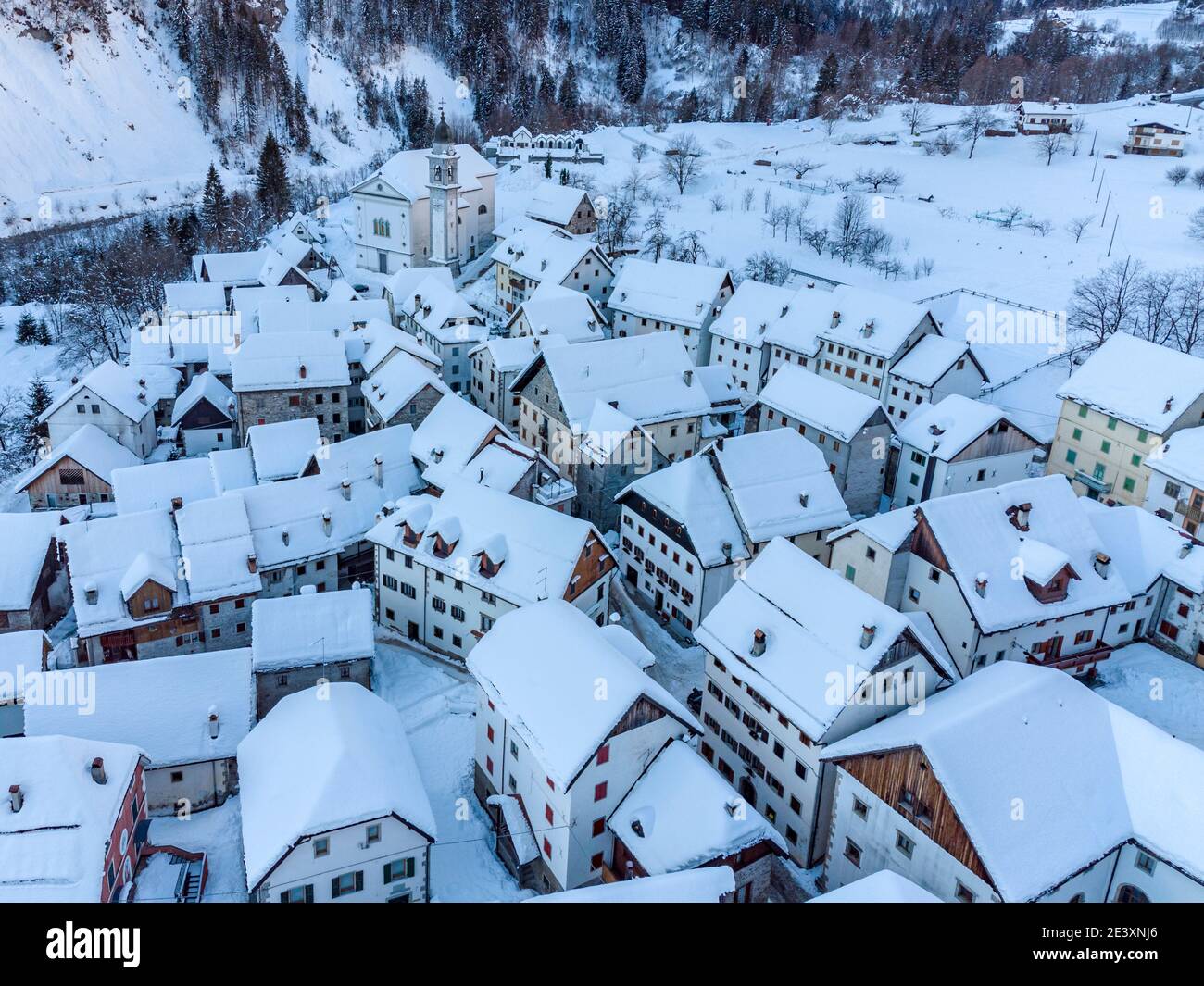 Le village de montres à Carnia. Neige et magie Banque D'Images