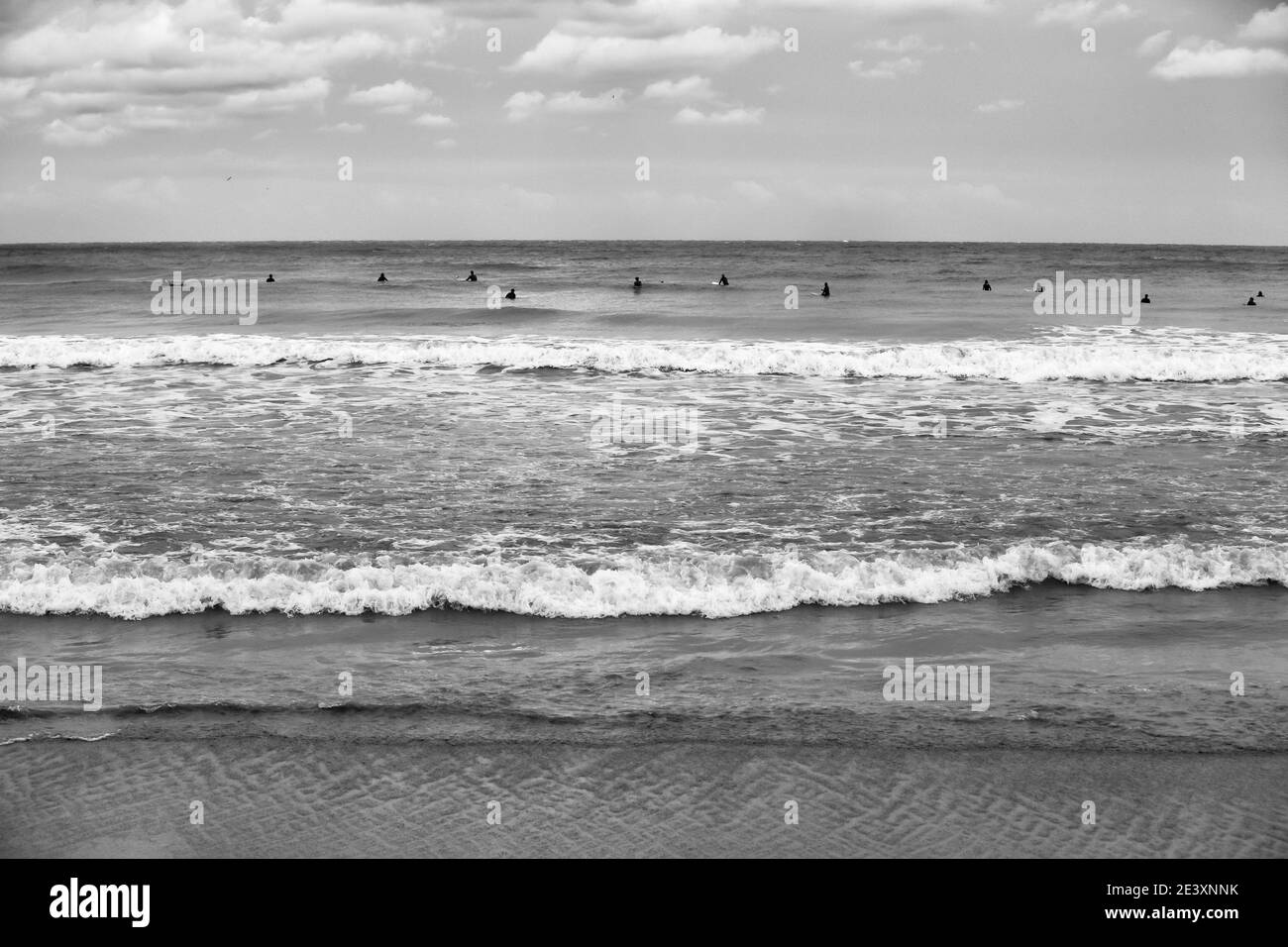 Surfeur professionnel en formation dans la mer de Ligurie, reportage sportif Banque D'Images