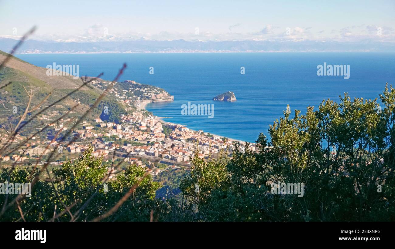 Italie, panorama de la côte Ligurienne avec vue sur la ville de varigotti Banque D'Images