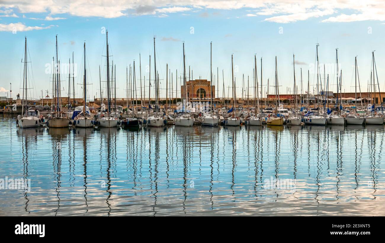 Italie, Ligurie, Imperia Porto Maurizio, marina avec bateaux amarrés et réflexion Banque D'Images