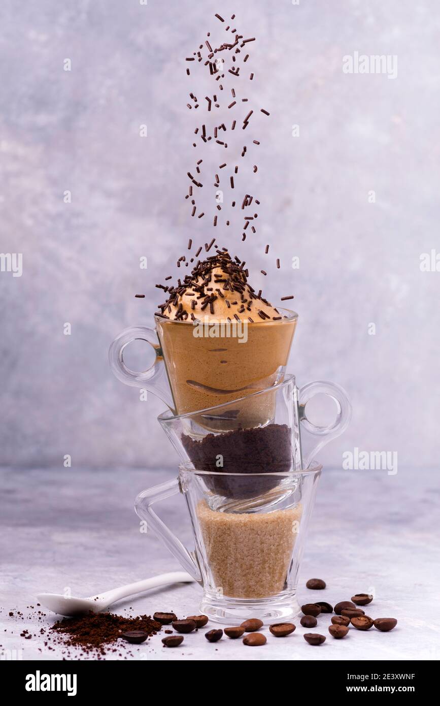 crème froide instantanée de café, sucre brun et nibs de cacao Banque D'Images