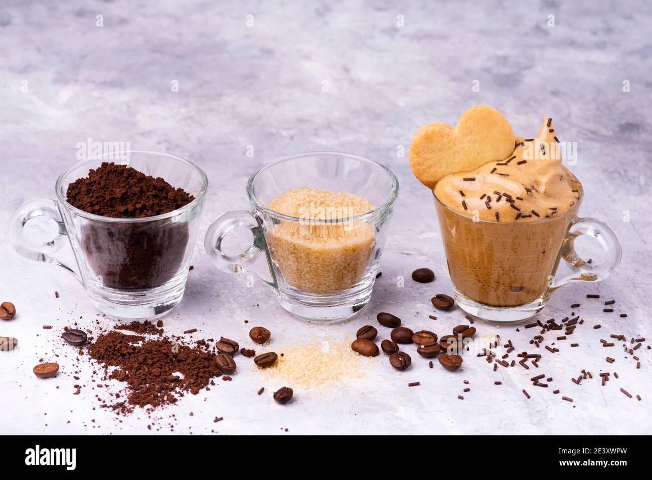 crème froide au café avec décoration cacao et biscuits Banque D'Images