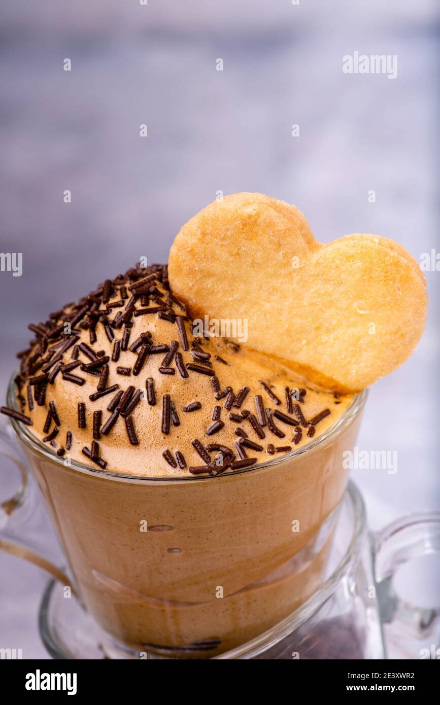 crème froide au café avec décoration cacao et biscuits Banque D'Images