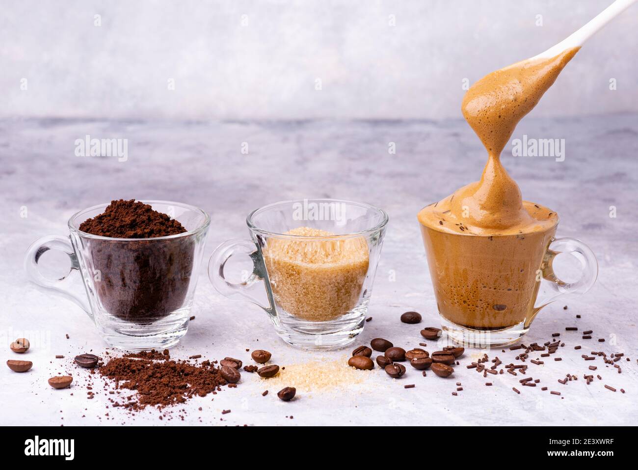 Crème froide au café soluble avec sucre brun Banque D'Images