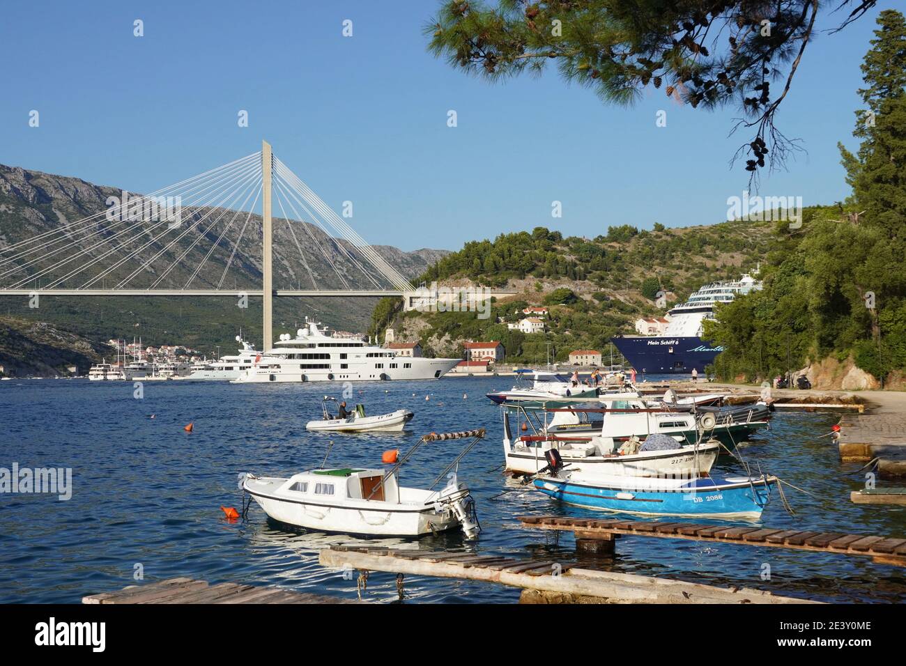 Croatie, Dubrovnik: Port de Gruz. Au fond du pont télécâblé Franjo Tudman, le bateau de croisière Mein Schiff 6 (295 mètres, 15 ponts et près) Banque D'Images