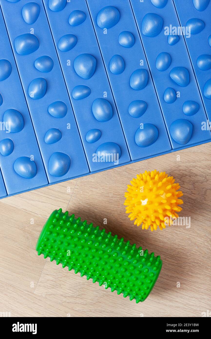 masser les boules en caoutchouc, le tapis et le rouleau pour l'auto-massage  et la réflexologie Photo Stock - Alamy