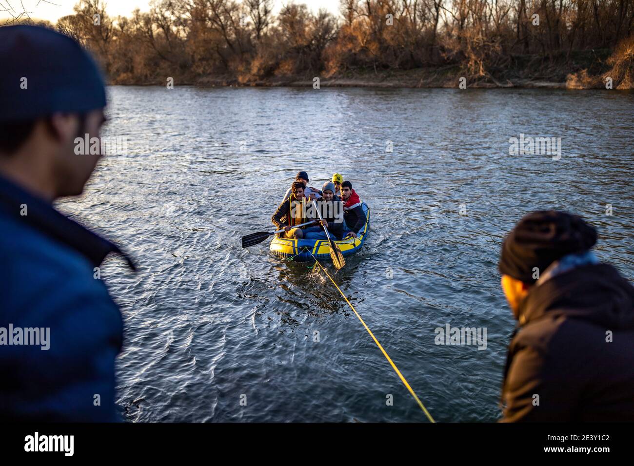 Les réfugiés syriens, afghans et autres préparent leurs bateaux pour traverser la frontière grecque depuis la Turquie Banque D'Images