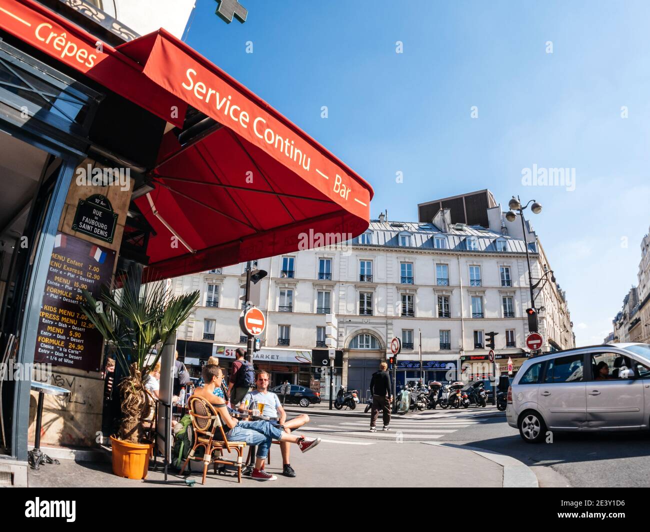 Paris, France - 20 mai 2018 : vue ultra grand angle du bâtiment haussmannien français de la rue du Faubourg Saint Denis libéré sur la terrasse extérieure du café et à l'intersection des achats Banque D'Images