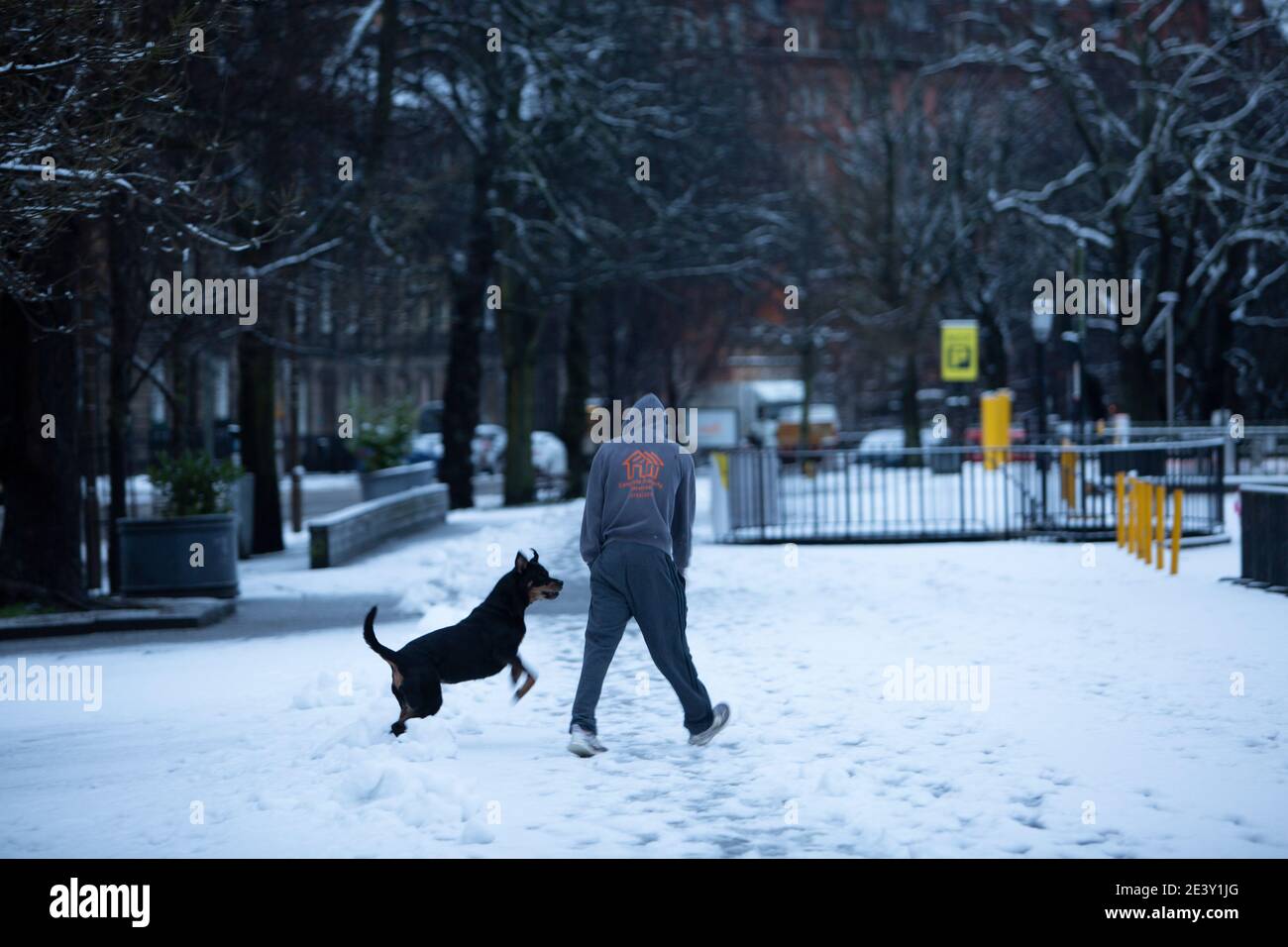 Édimbourg, Royaume-Uni. 21 janvier 2021. Météo écossaise, Storm Christoph laisse de la neige pour profiter de certains locaux à Édimbourg. Les membres du public aiment la neige avec son chien. Credit: Pako Mera/Alay Live News Banque D'Images