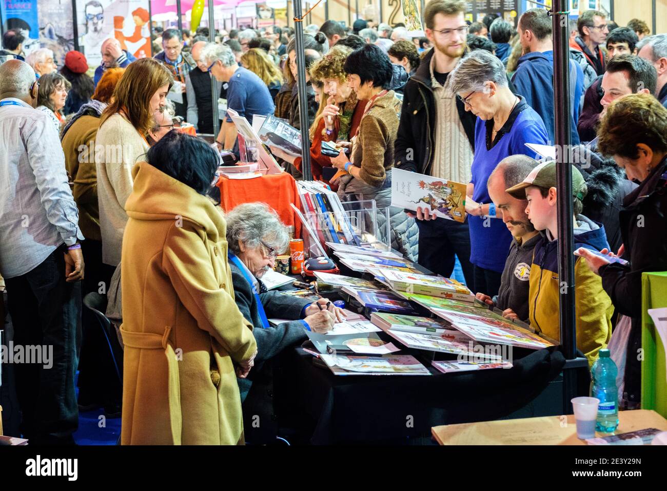 Angoulême (ouest de la France) : 47e Festival International de Comics le 01 février 2020. Festival-goers autour des stands d'éditeurs Banque D'Images