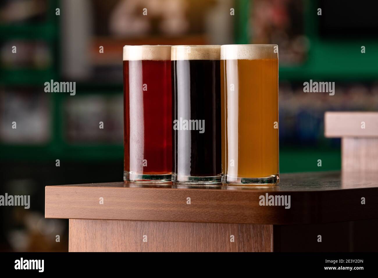 Différents types de bière au bar. Banque D'Images