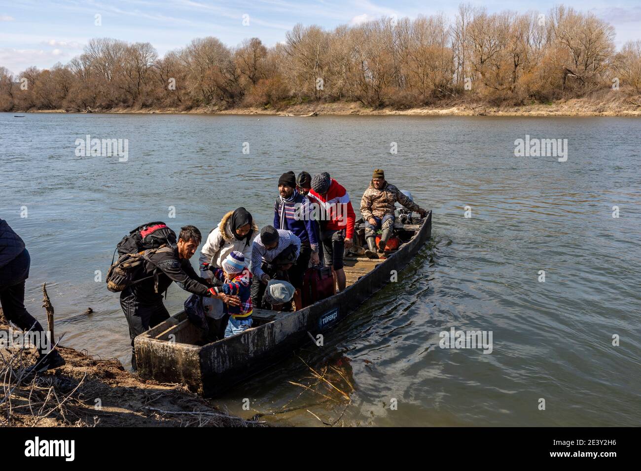 Edirne, Turquie - 4 mars 2020 : des réfugiés syriens, afghans et autres tentent d'atteindre l'Europe par bateau, de l'autre côté de la frontière grecque, depuis la Turquie Banque D'Images