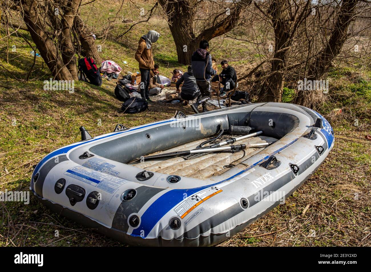 Edirne, Turquie - 4 mars 2020 : des réfugiés syriens, afghans et autres tentent d'atteindre l'Europe par bateau, de l'autre côté de la frontière grecque, depuis la Turquie Banque D'Images